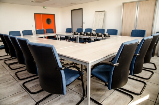 Table De Réunion Et Fauteuils